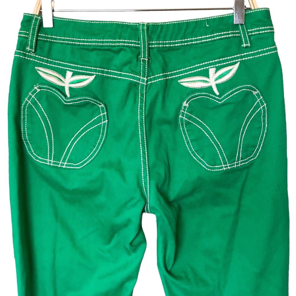 Vintage-style vibrant green apple pocket Jeans with contrast stitching - Picture 3 of 7